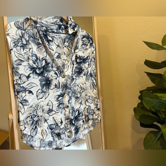 Abercrombie & Fitch Tops - Abercrombie T-shirt